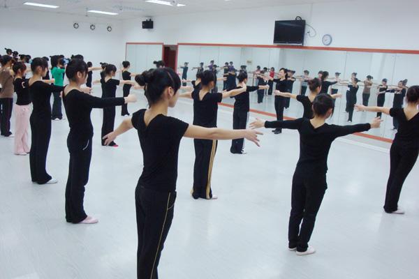 幼儿园教师专业舞蹈考试与评价的依据和内容