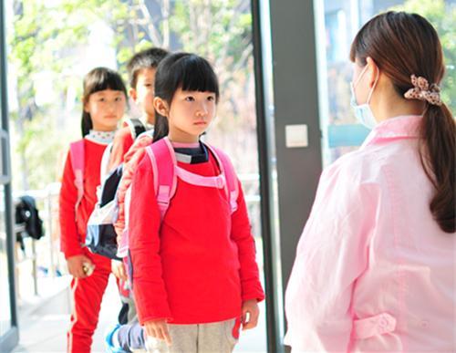 幼儿园老师和家长应该如何预防手足口病的高峰