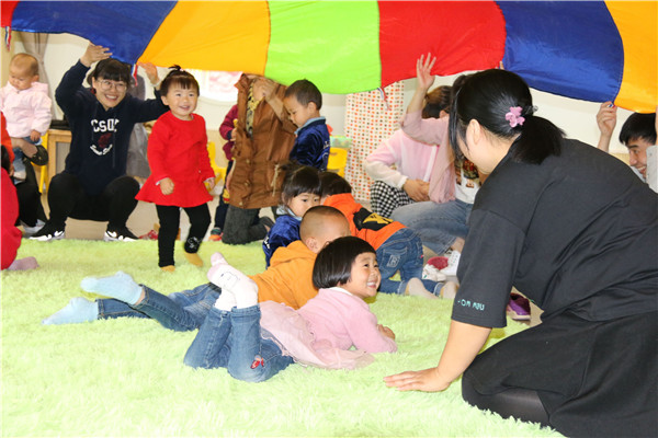 1526285397727901.jpg 二圣幼儿园:大手拉小手,早教齐步走.jpg