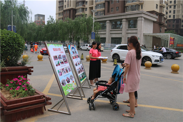 12家长观看宣传展牌1.jpg