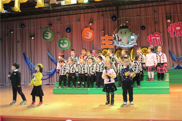 图片3：小班幼儿表演歌曲串烧.png