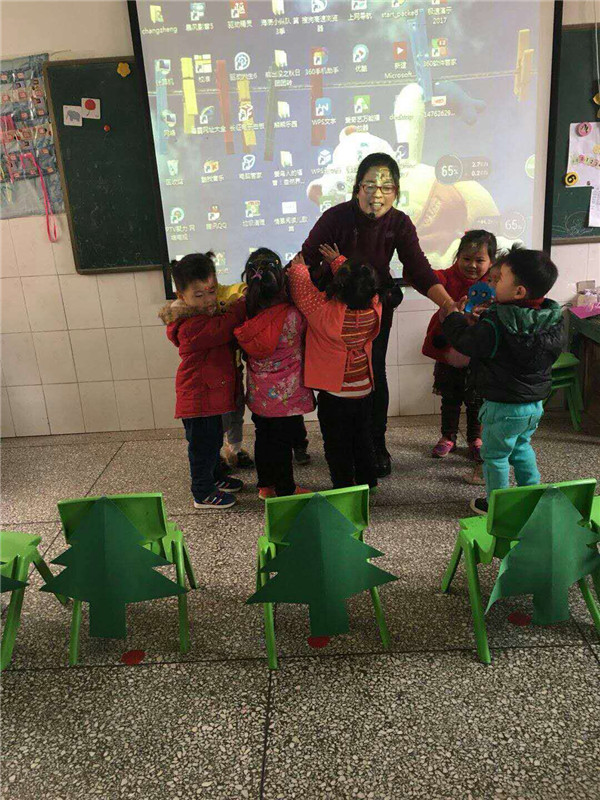 1511502291626769.jpg 阜余幼儿园小班感恩节亲子活动1_副本.jpg