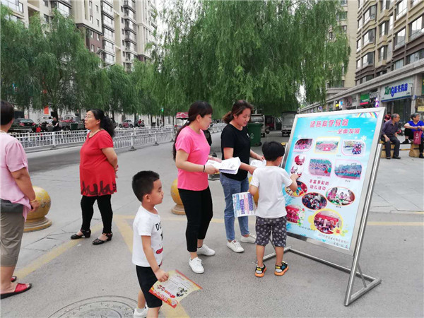 11家长观看宣传展牌.jpg