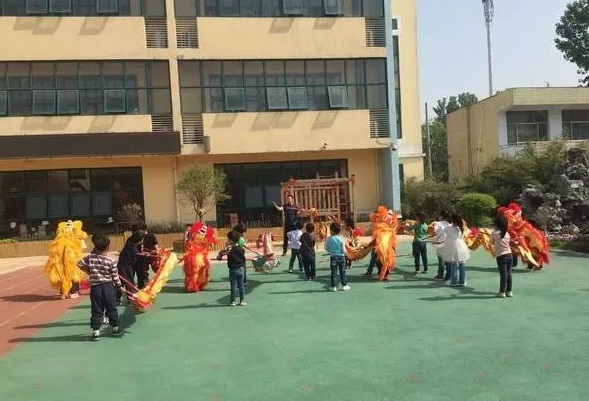 1524212271532114.jpg 孩子们在舞龙师.jpg