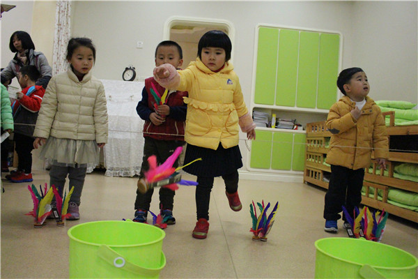 12游戏：扔毽子.JPG