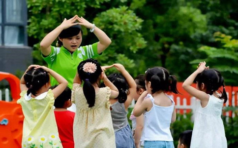 浅谈学前班教师专业水平提高中的困境及其影响