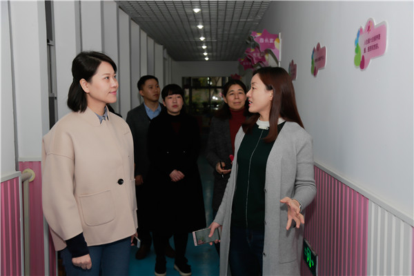 1511338496151663.jpg 国家教育资源公共服务平台幼教频道副主编、中央电教馆“家园共育”百所示范幼儿园项目专家张雨芮安(左一)在园长陈娟(右一)的介绍中参观幼儿园_副本.jpg