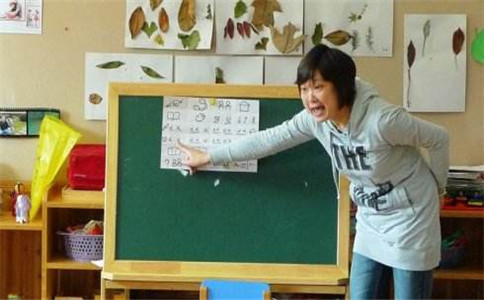 幼儿园老师的学校分析了幼儿园老师如何使孩子说服