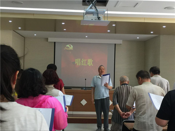 1532399004451487.jpg 党员带领唱红歌.jpg