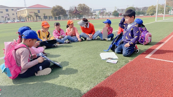 二盛中心幼儿园:“小记者”走进小学感受孩子成长