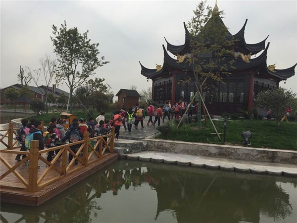 1530152834453203.jpg 调整大小大班参观驰园32015410154756.jpg