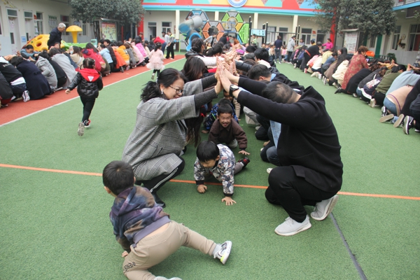 1573697421886018.jpg 加大难度的山洞,需要孩子们爬过去.jpg